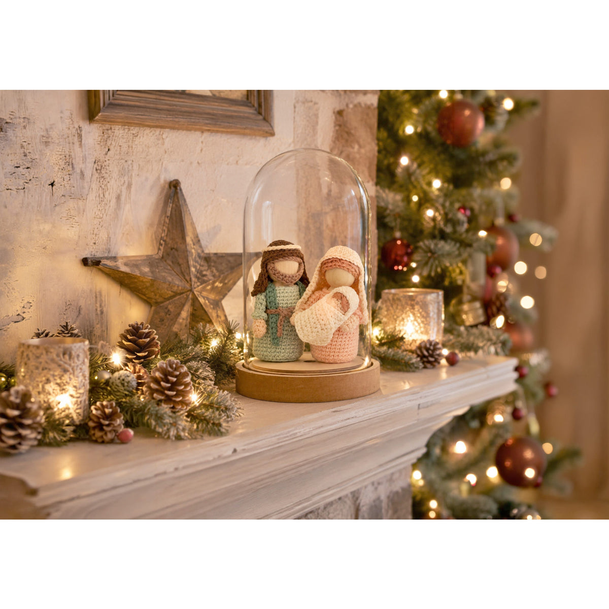 Gehaakte kerststalfiguren onder stolp als kerstdecoratie op kast