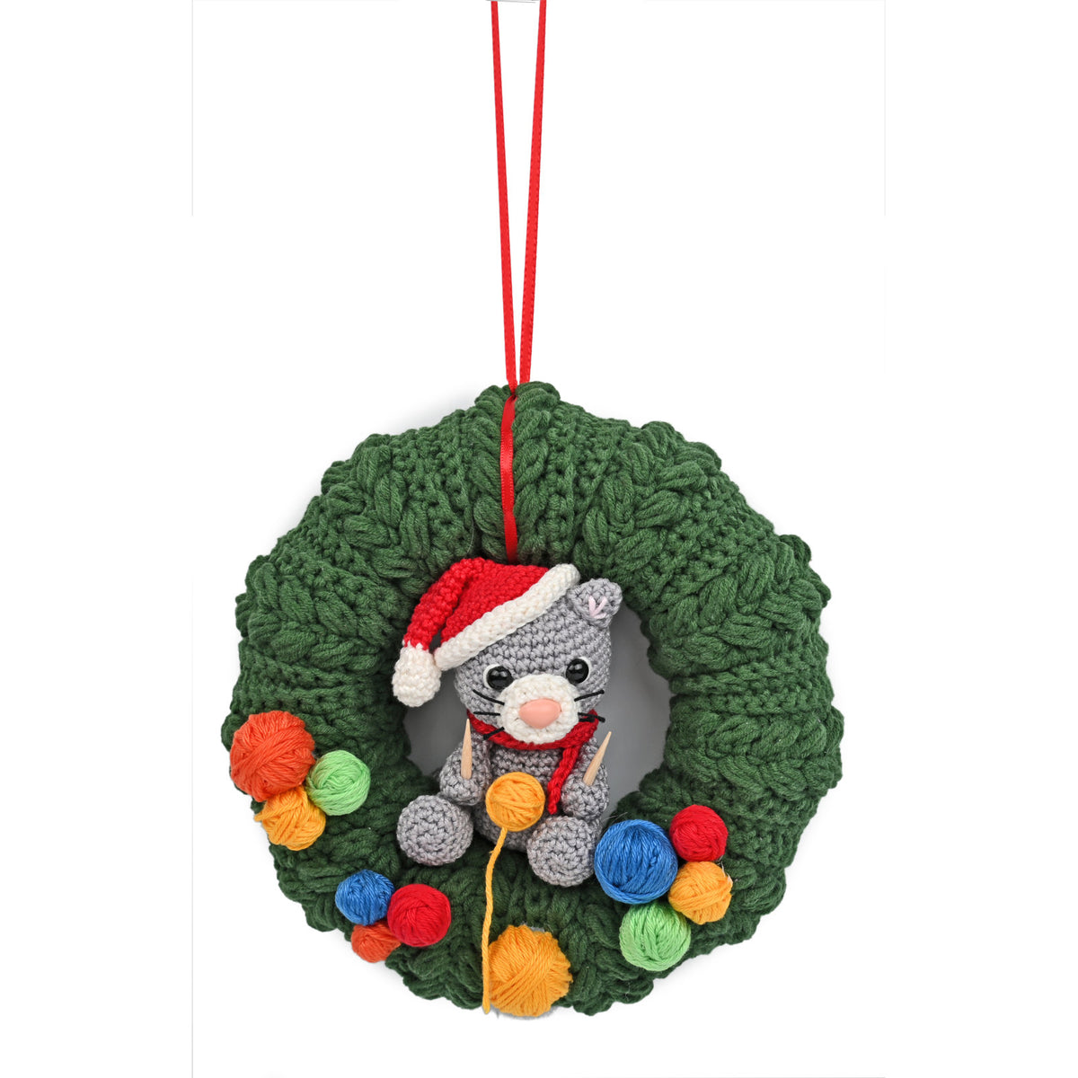 Groene gehaakte kerstkrans met poes in kerstmuts en kleurrijke kerstballen