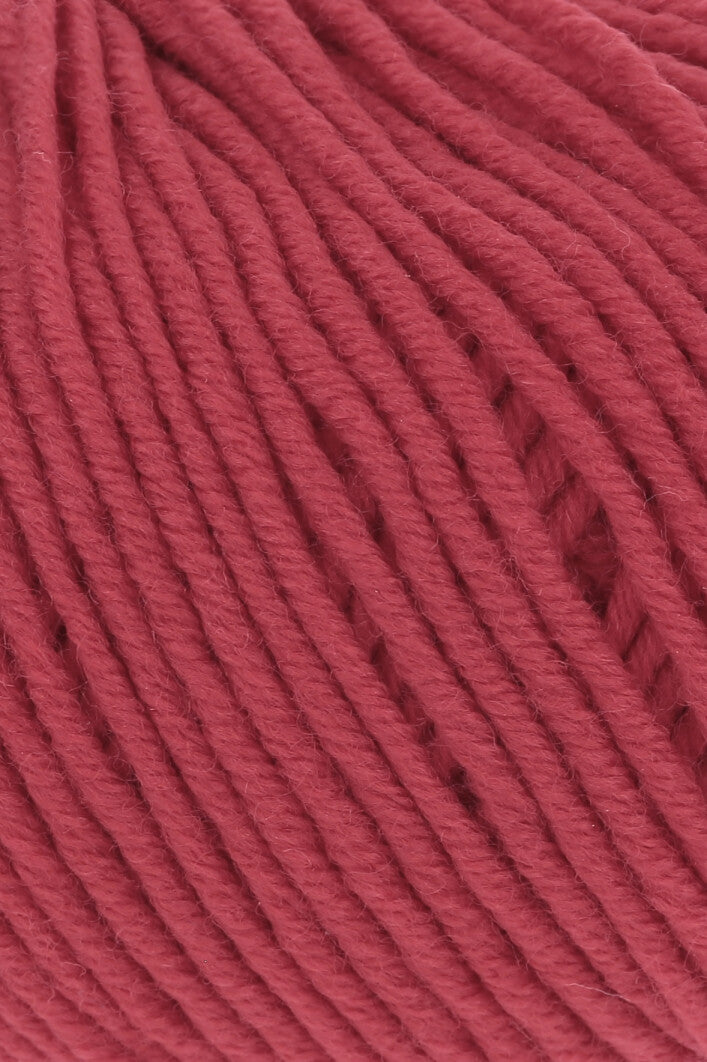Lang Yarns Merino 120 0060 Rood - close-up van de garenstructuur