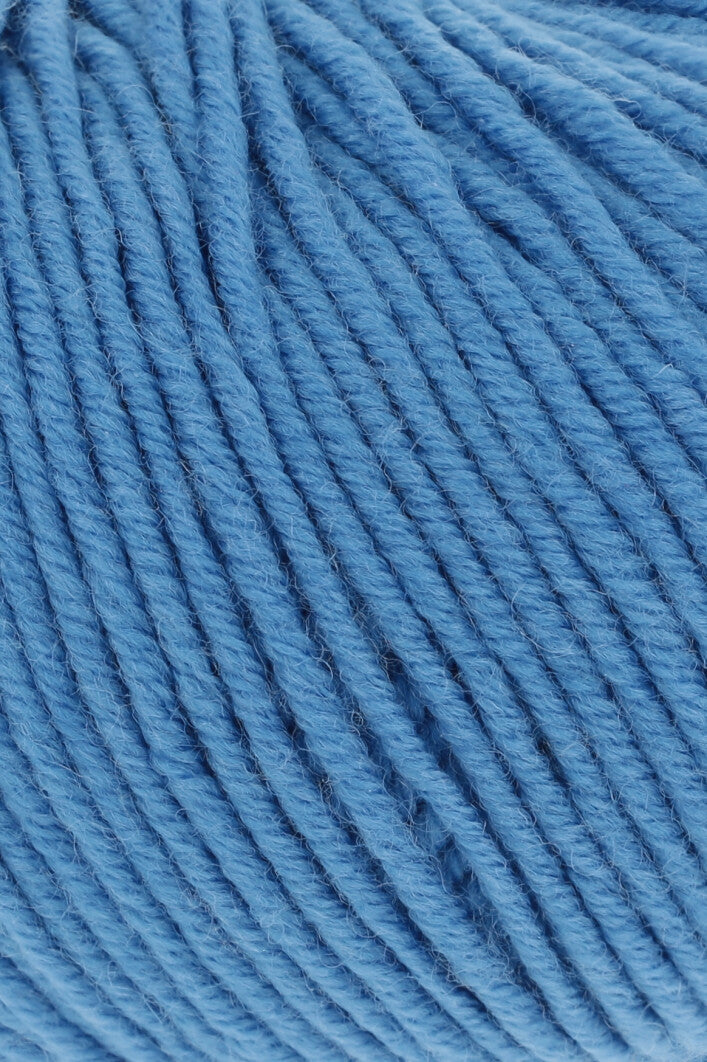 Lang Yarns Merino 120 0206 Midden Blauw - close-up van de garenstructuur