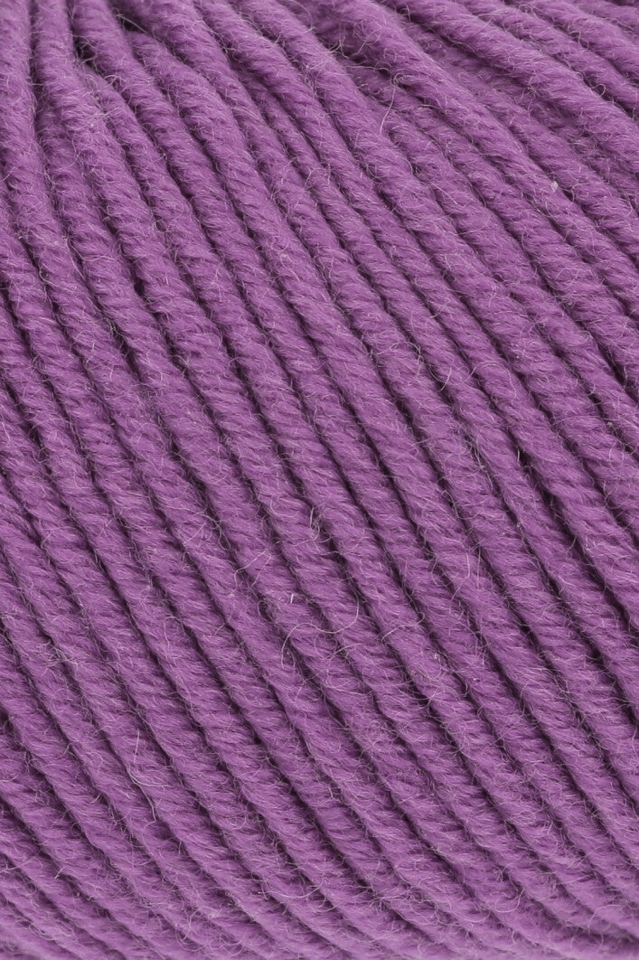 Lang Yarns Merino 120 0446 Paars - close-up van de garenstructuur