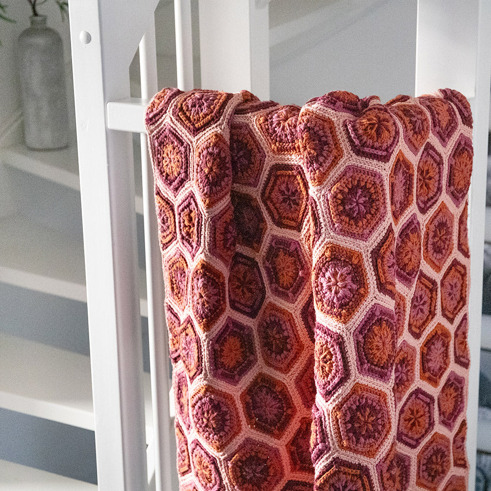 Yarn and Colors Flower Hexagon Baby Blanket Haakpakket 101 Rosé