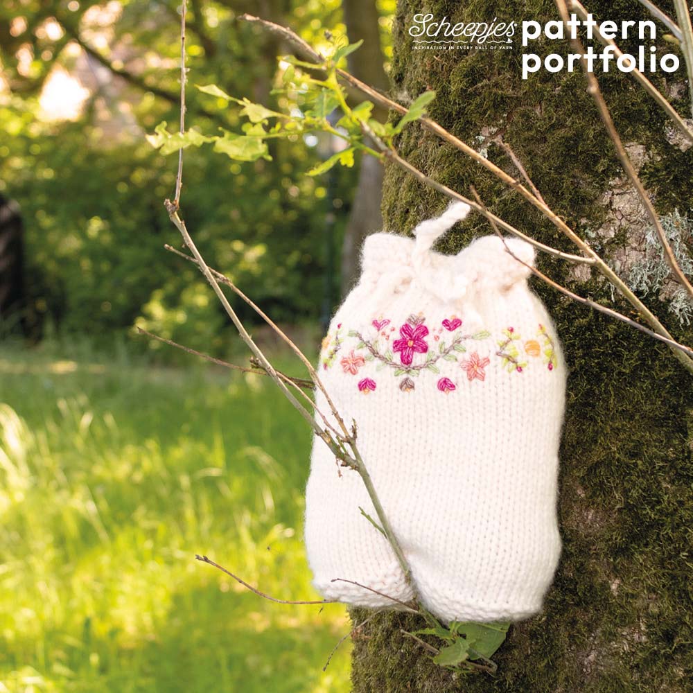 Scheepjes Pattern Portfolio Stone Washed XXL NL - Flora Pouch gebreid tasje hangend buiten