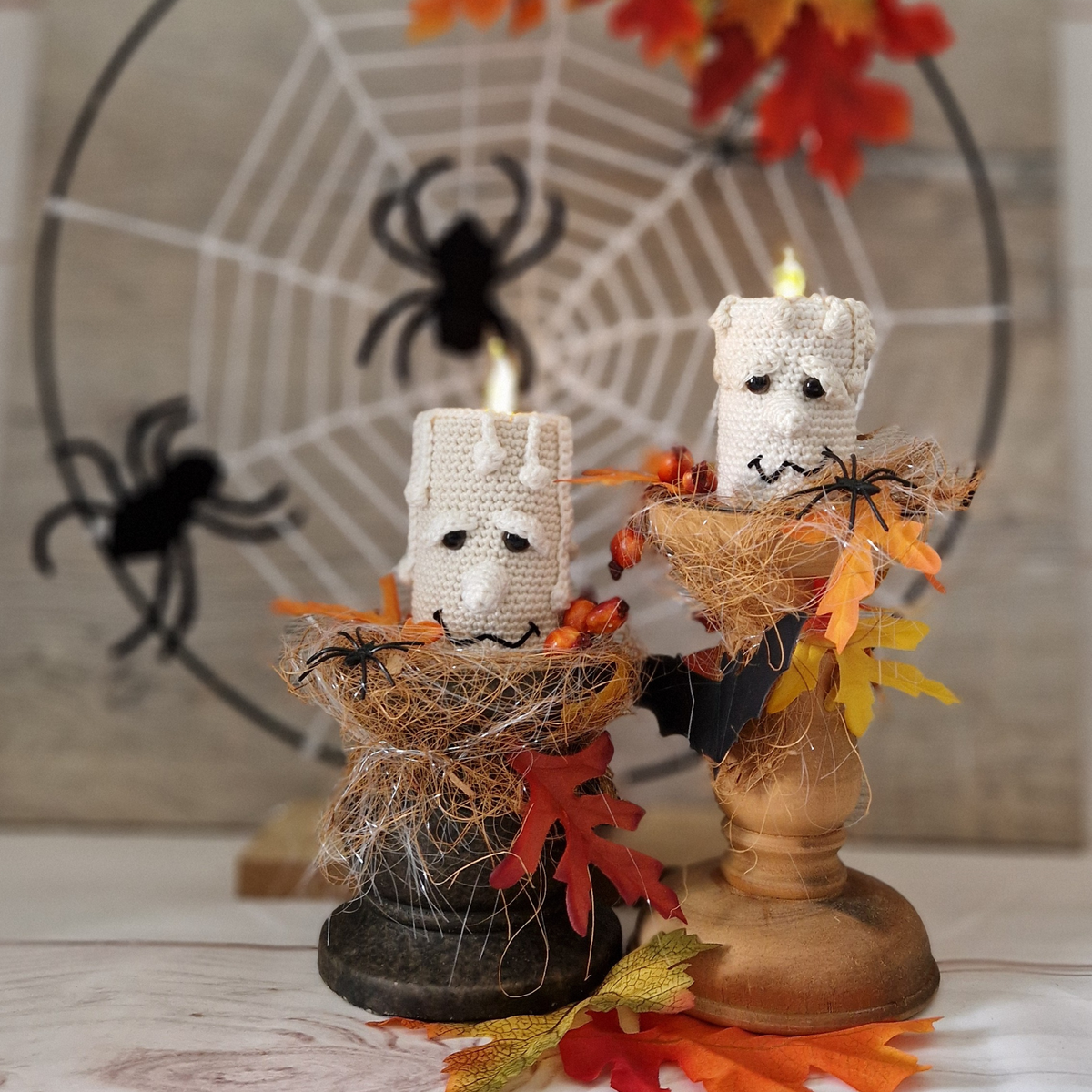 Halloween bij Kaarslicht haakproject van CB’s Creations met kaarsen en spinnenweb