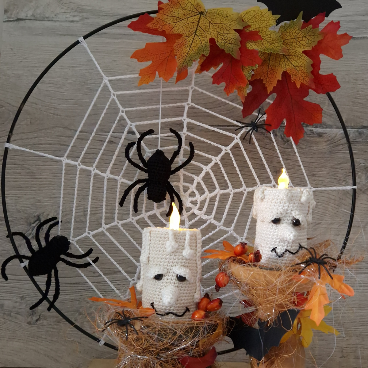 Gehaakte spinnen en spinnenweb uit Halloween bij Kaarslicht