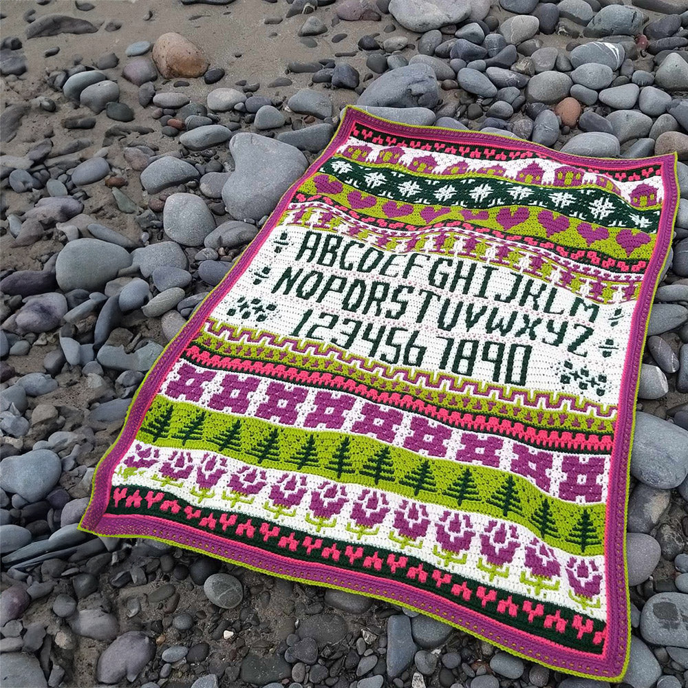 Rosina Plane Lakenham Mosaic Sampler CAL Haakpakket - Bright deken op kiezelstrand