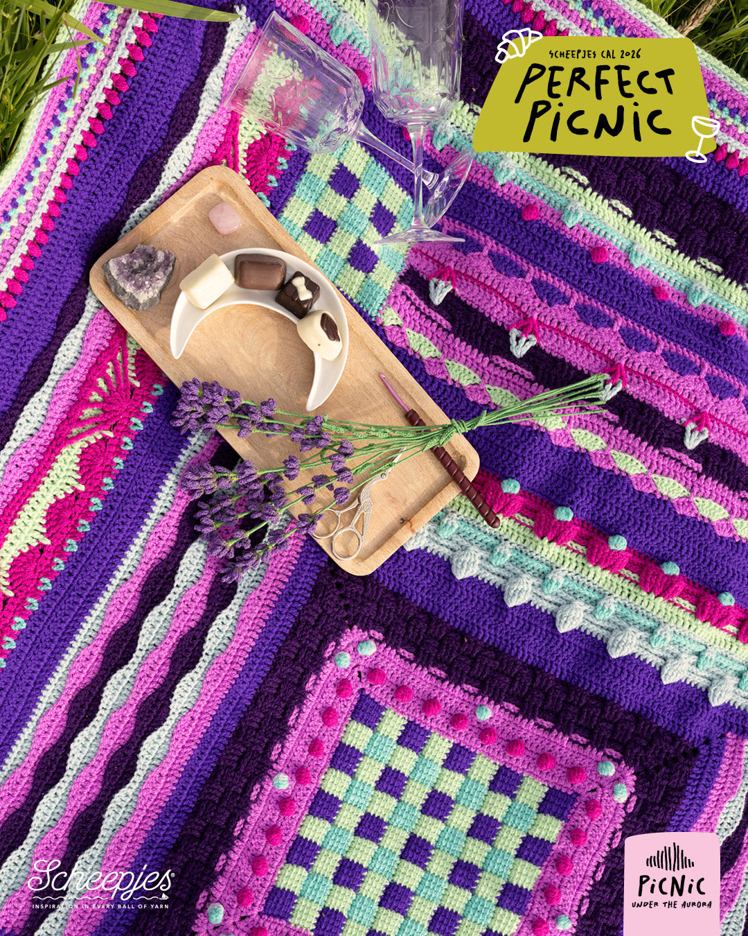 Scheepjes The Perfect Picnic CAL2026 kit Colour Crafter - Aurora - gehaakte Perfect Picnic deken in kleurenpalet Picnic Under The Aurora op een sfeervolle picknicklocatie