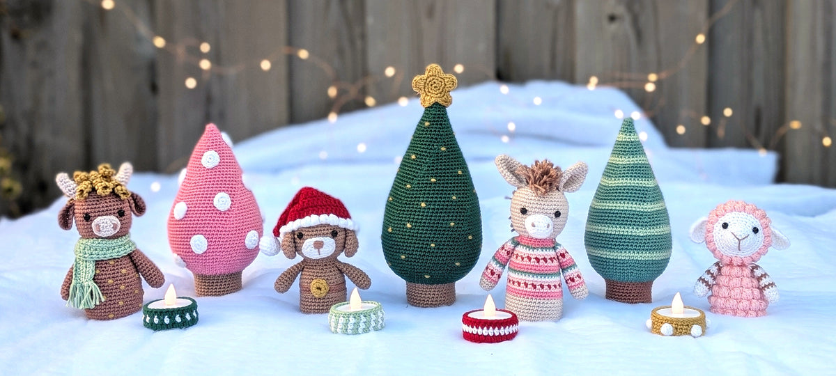 KerstCAL 2026 amigurumi set van Mrs. Milly met os, hond, ezel, schaap en kerstbomen op schaal