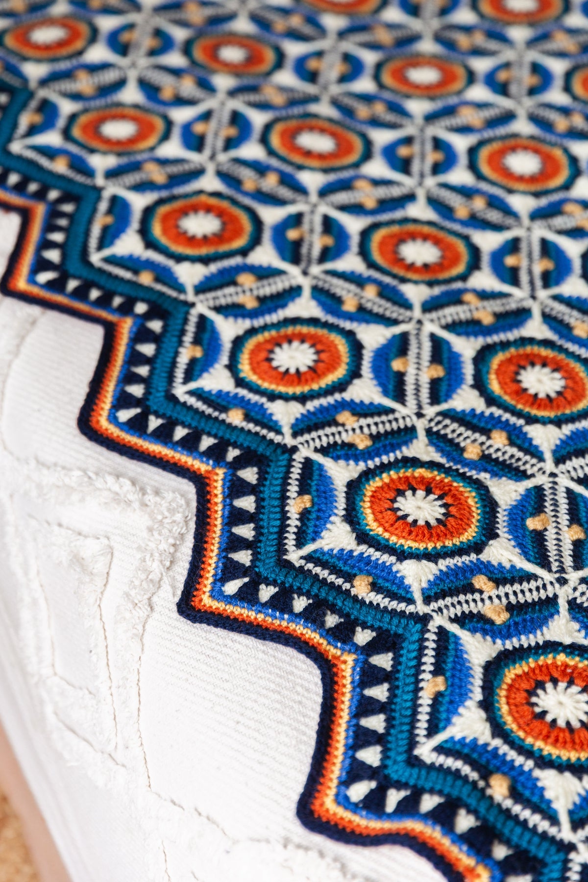 Detail van Sevilla Blanket van Jane Crowfoot met zeshoekige haakmotieven en rand