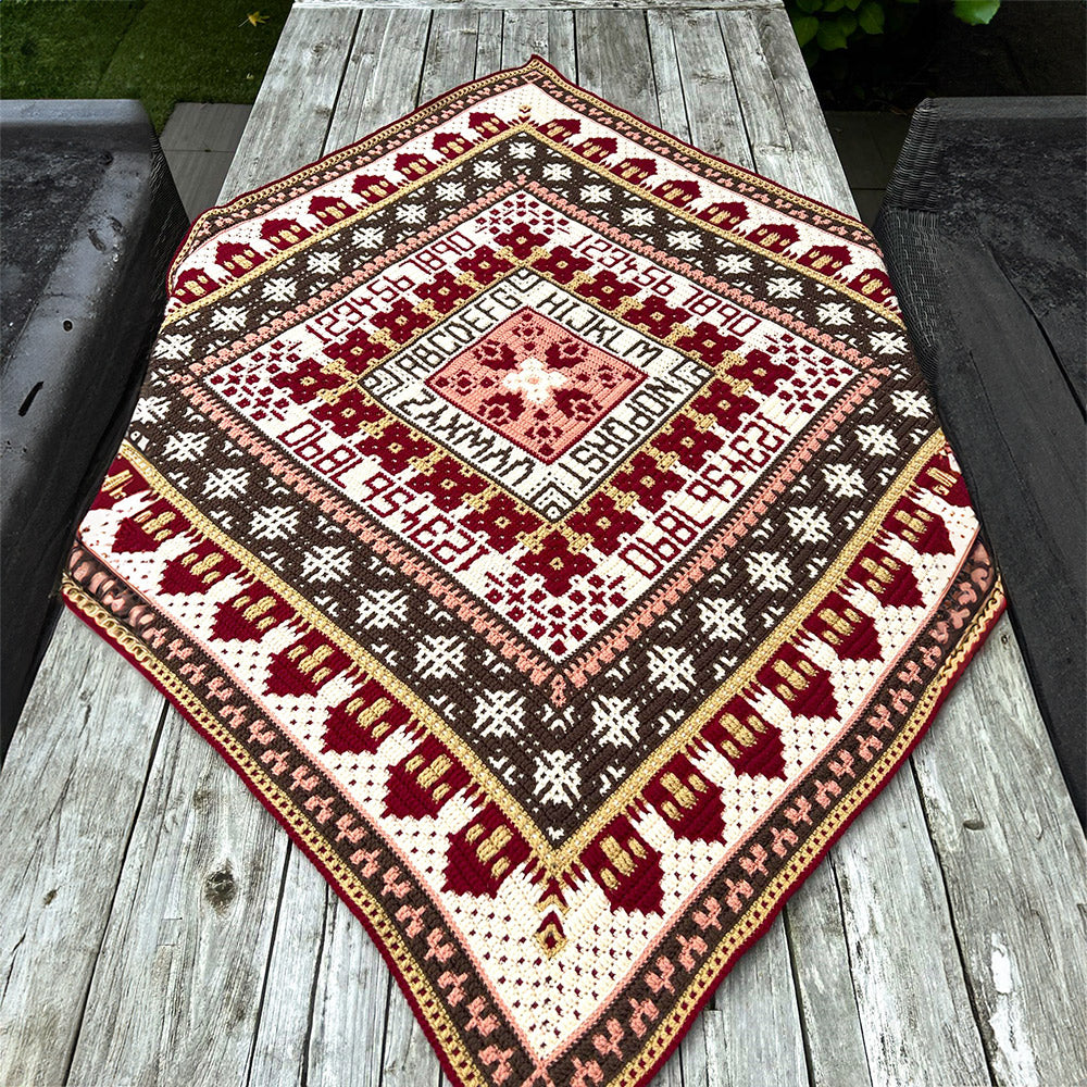 Rosina Plane Mile Cross Sampler Blanket - Full Vintage deken op houten tafel