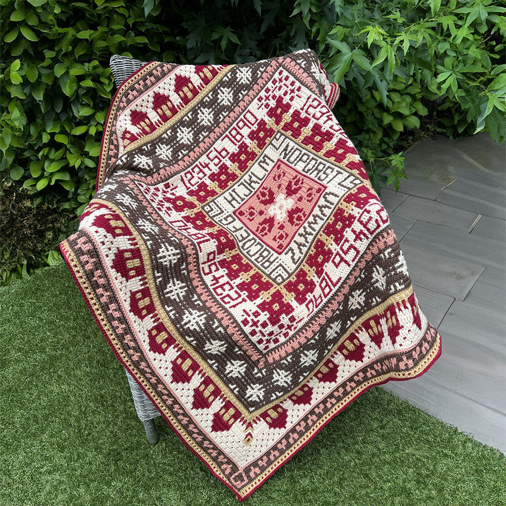 Rosina Plane Mile Cross Sampler Blanket - Full Vintage deken over stoel