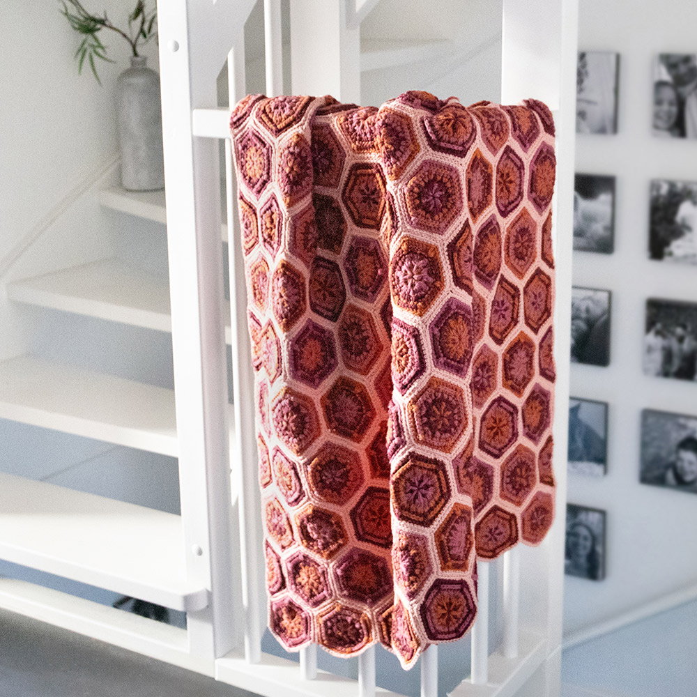 Yarn and Colors Flower Hexagon Baby Blanket Haakpakket 101 Rosé - Flower Hexagon babydeken