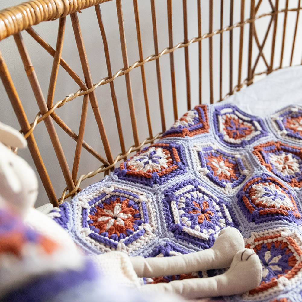Yarn and Colors Flower Hexagon Baby Blanket Haakpakket 138 Cloud - Flower Hexagon babydeken