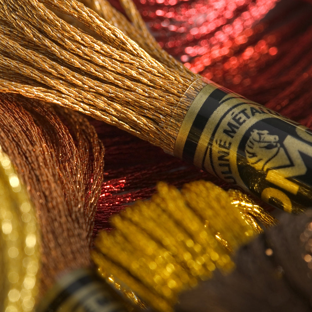 Sfeerbeeld met DMC 317W Mouliné Metallise Borduurgaren 8m E825 (3)