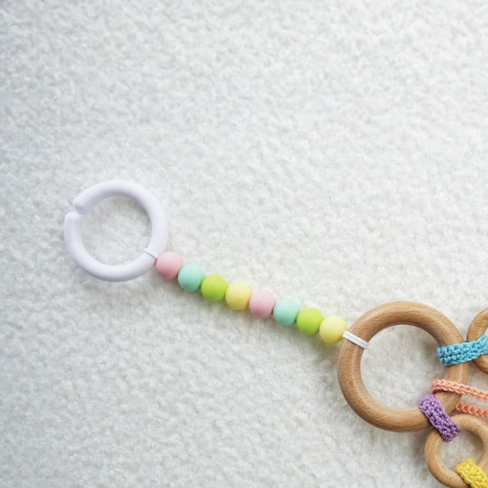 Speenkoord en speelhanger rainbow — gemaakt met Durable Houten Bijtring Baby Boy (2)