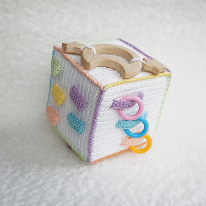 Activiteitenkubus rainbow en neutral — gemaakt met Durable Houten Bijtring Baby Girl (2)