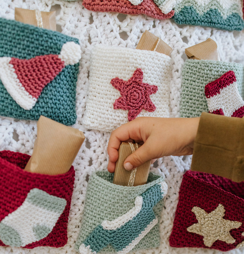Detail van gehaakte Durable Adventskalender met kerstzakjes, sok, schaats, ster en cadeautjes