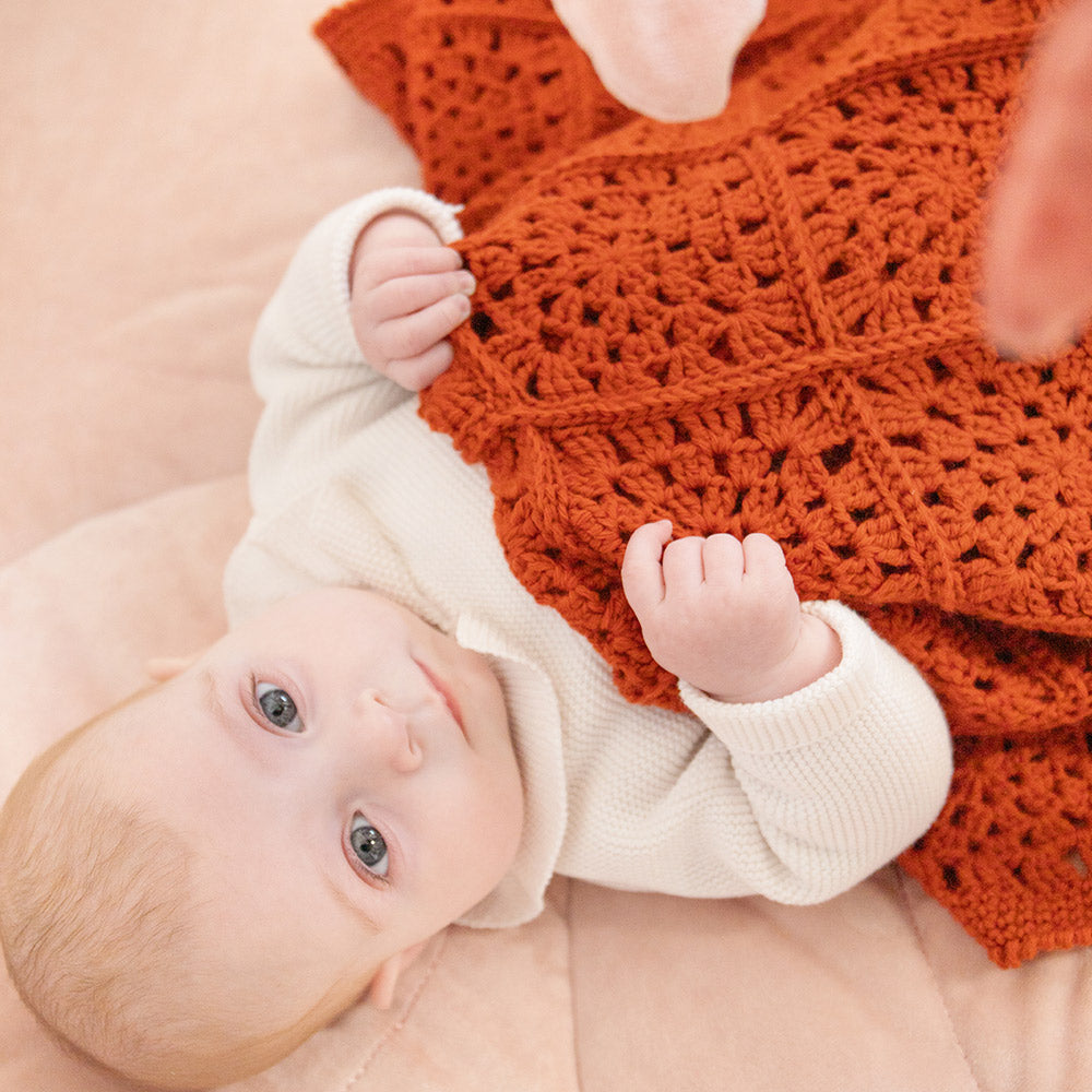 Granny baby deken — gemaakt met Granny Square Babydeken Ledikant Unicolour Haakpakket (4)