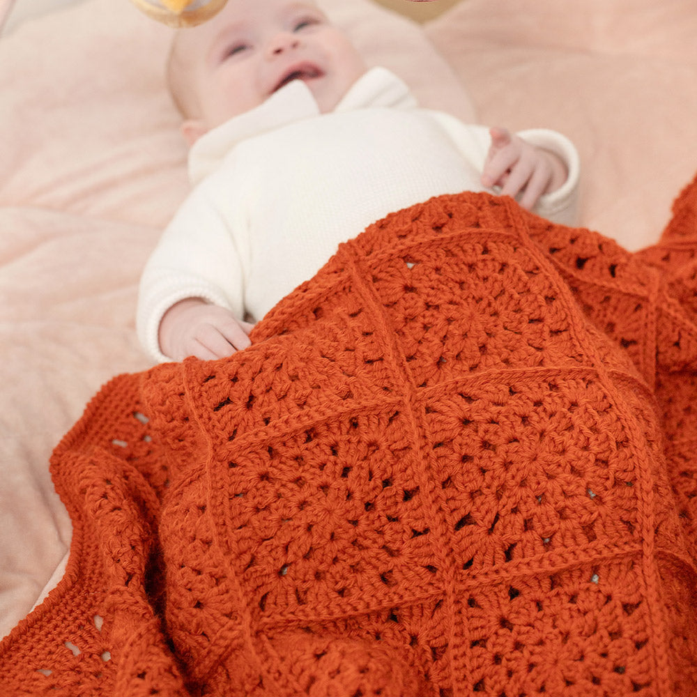 Granny baby deken — gemaakt met Granny Square Babydeken Wieg Unicolour Haakpakket