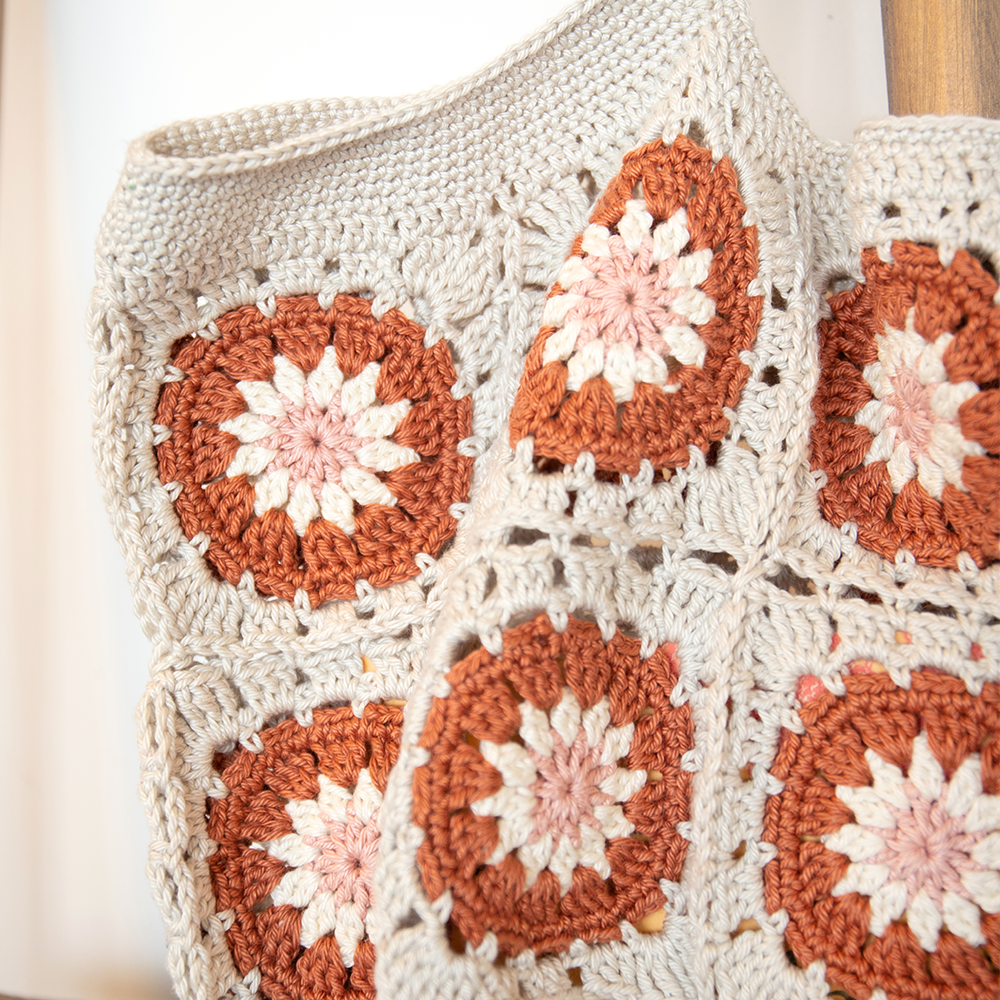 Granny tas — gemaakt met Haakpakket Knipmode Granny Square Tas