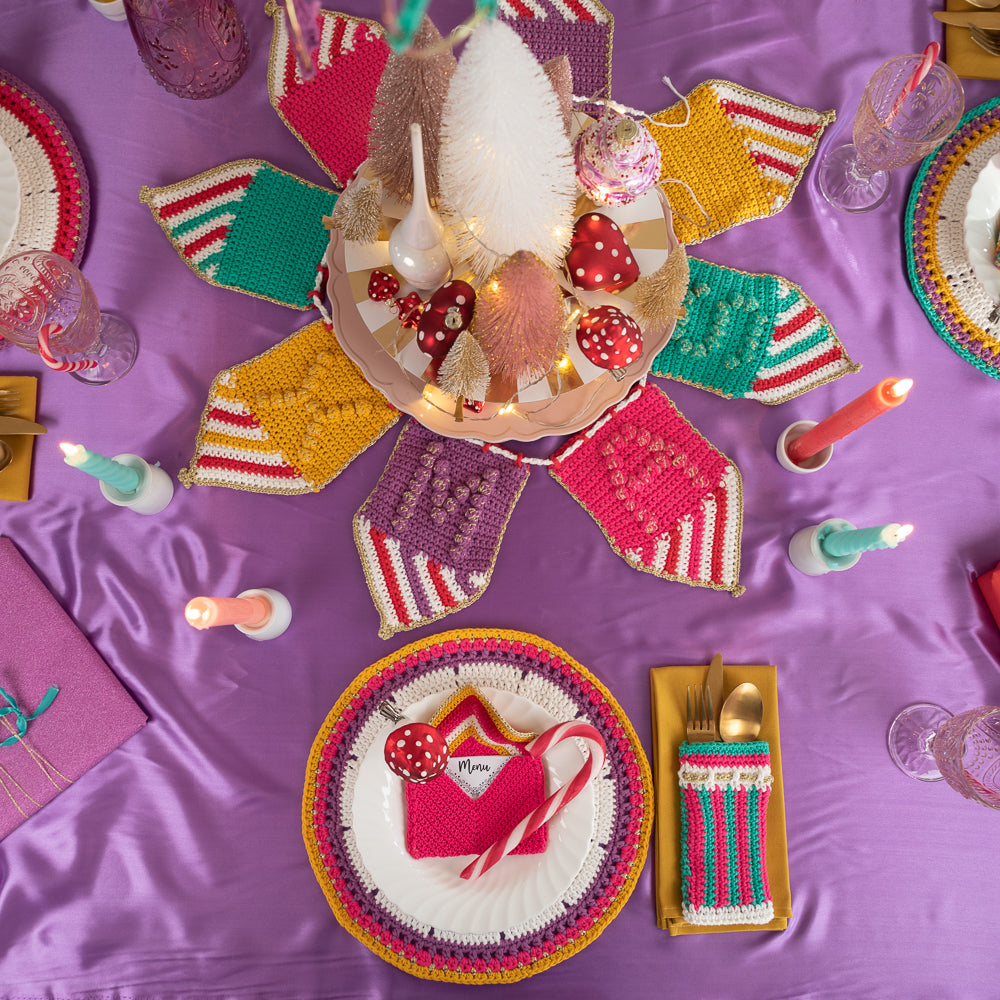 Colorful christmas bunting — gemaakt met Haakpatroon Yarn and Colors Colorful Christmas Bunting (4)