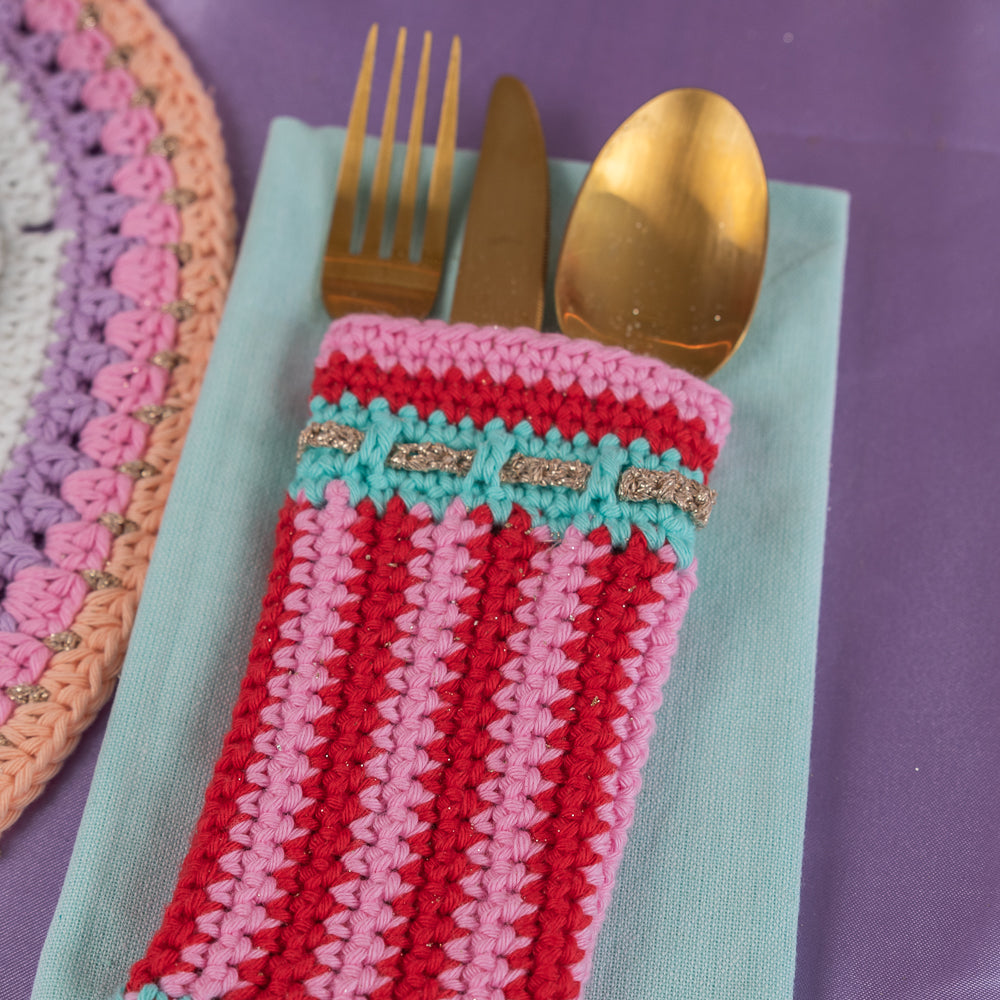 Colorful christmas cutlery keeper — gemaakt met Haakpatroon Yarn and Colors Colorful Christmas Cutlery Keeper