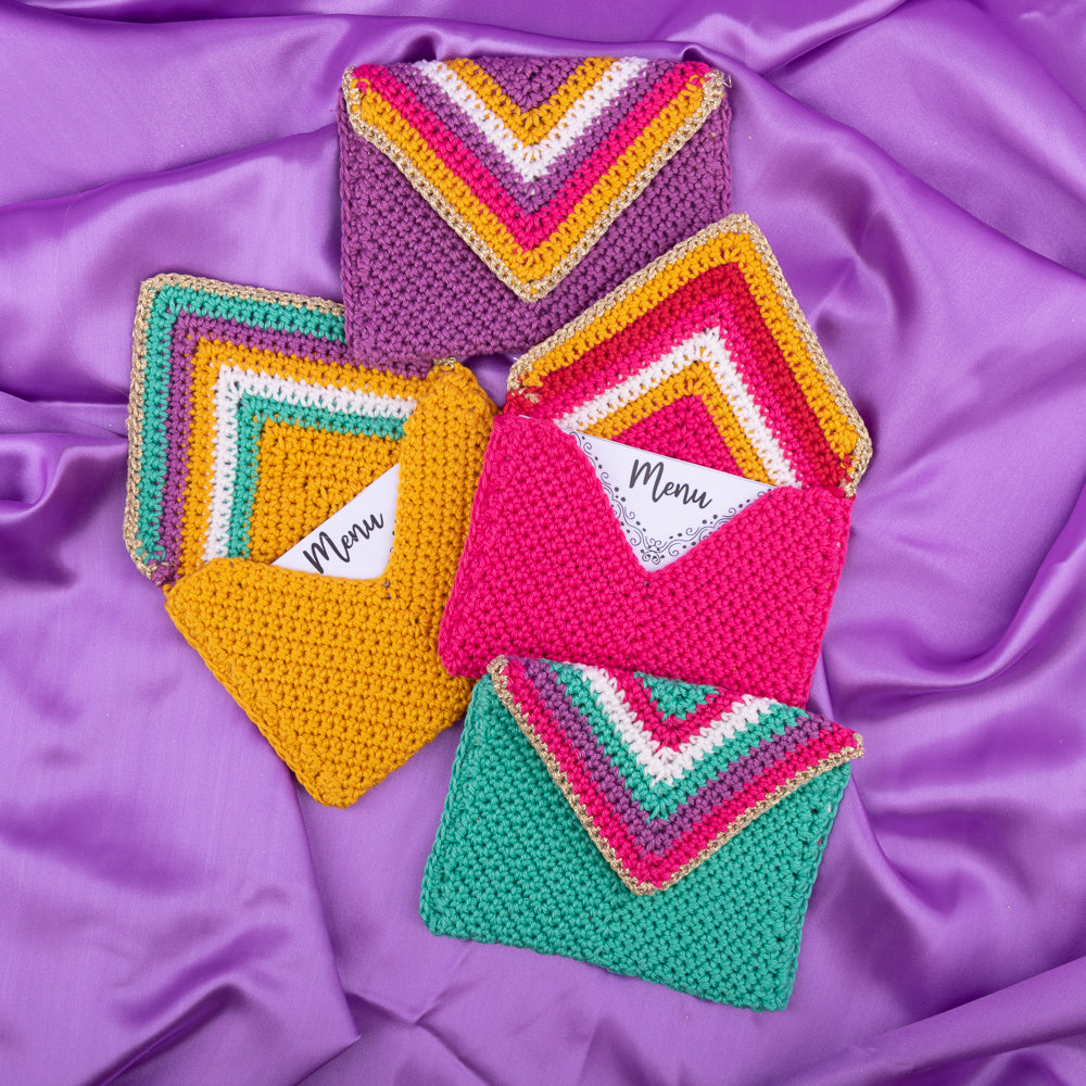 Colorful christmas menu holder — gemaakt met Haakpatroon Yarn and Colors Colorful Christmas Menu Holder (5)