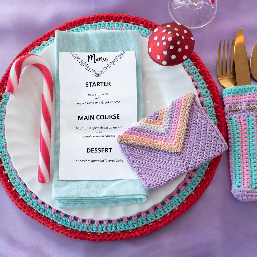 Colorful christmas menu holder — gemaakt met Haakpatroon Yarn and Colors Colorful Christmas Menu Holder