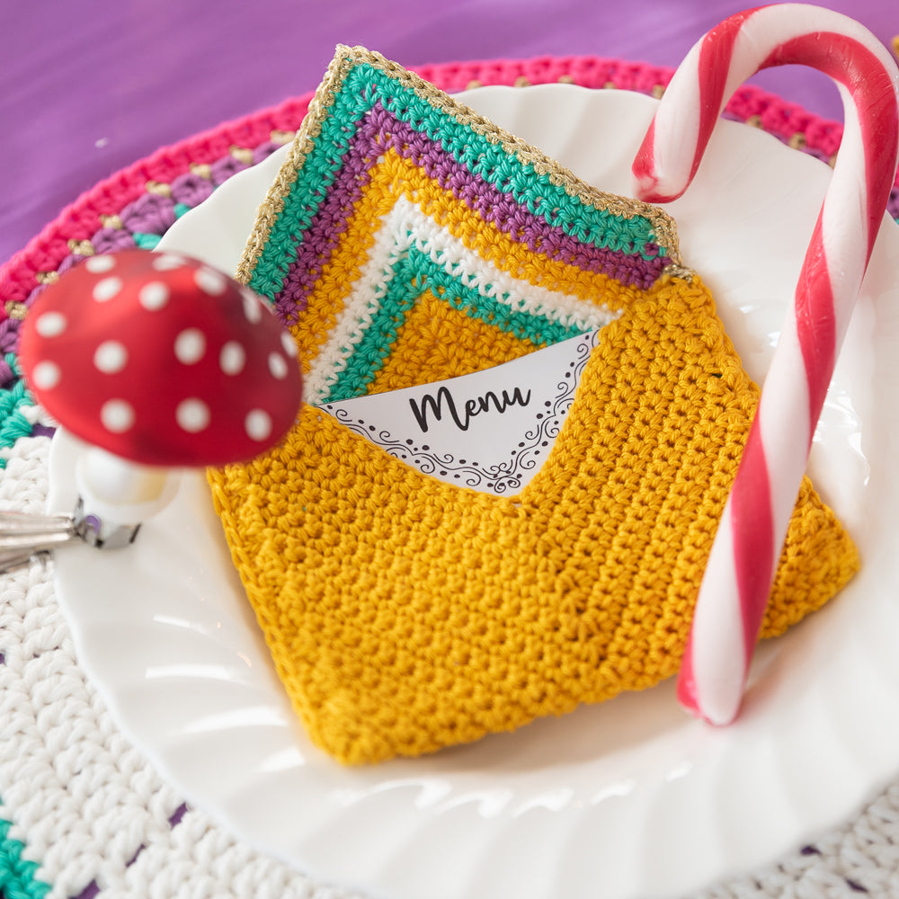 Colorful christmas menu holder — gemaakt met Haakpatroon Yarn and Colors Colorful Christmas Menu Holder (3)