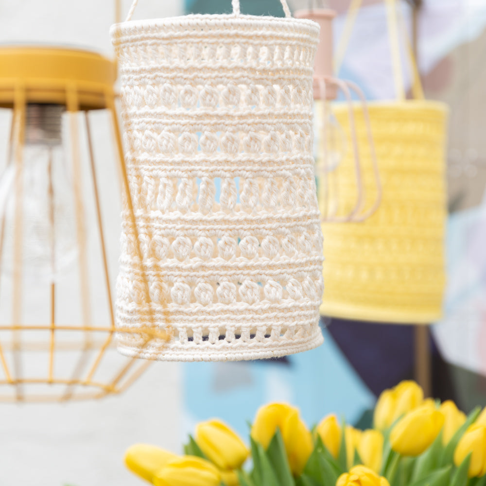 Garden party lanterns — gemaakt met Haakpatroon Yarn and Colors Garden Party Lantern