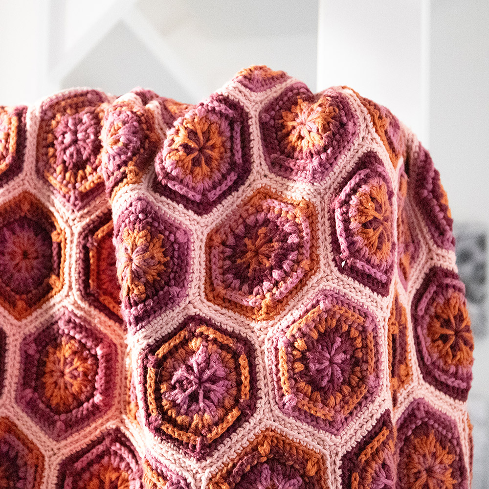 Yarn and Colors Flower Hexagon Blanket Haakpakket-3 close up