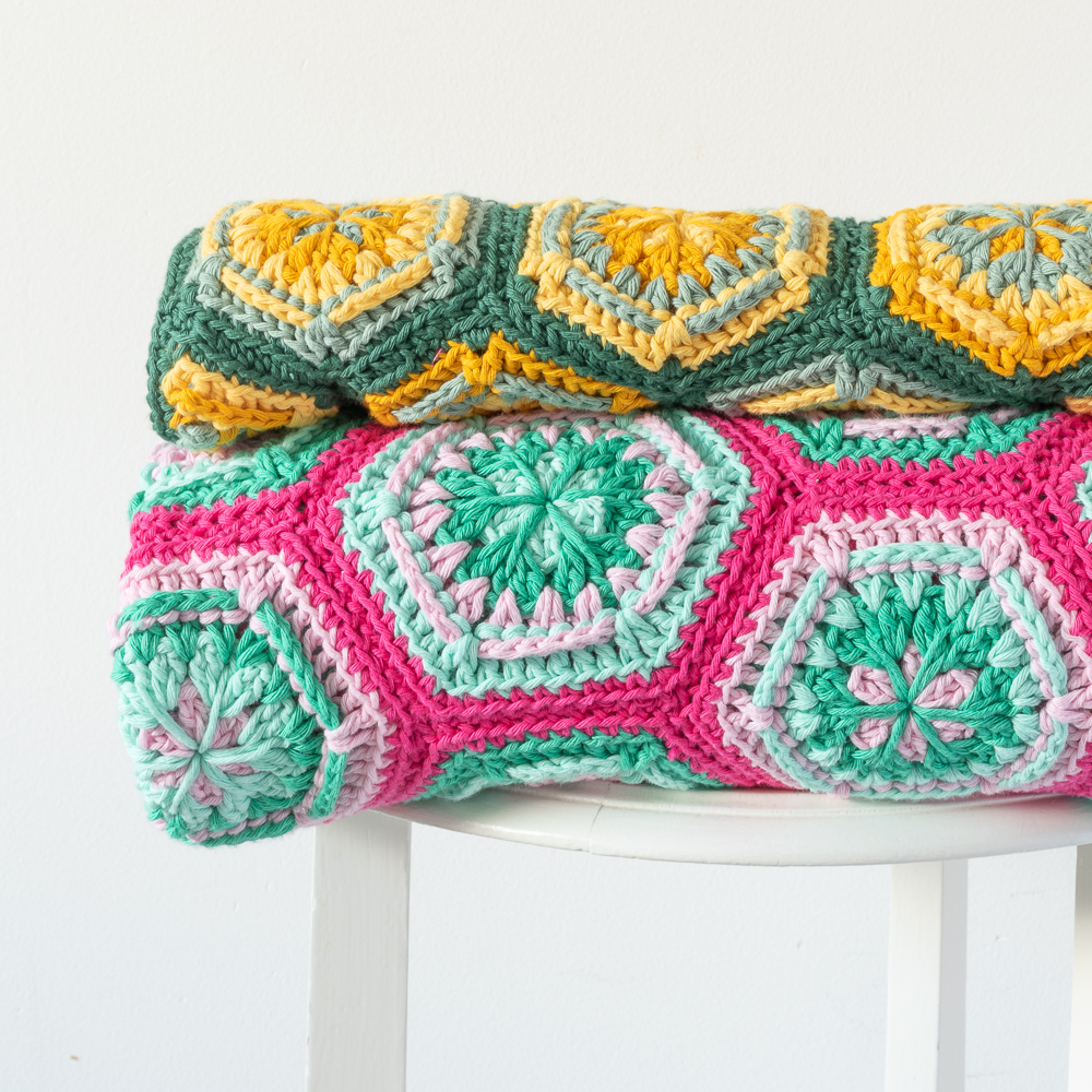 Yarn and Colors Flower Hexagon Baby Blanket Haakpakket 034 Deep Cerise-3