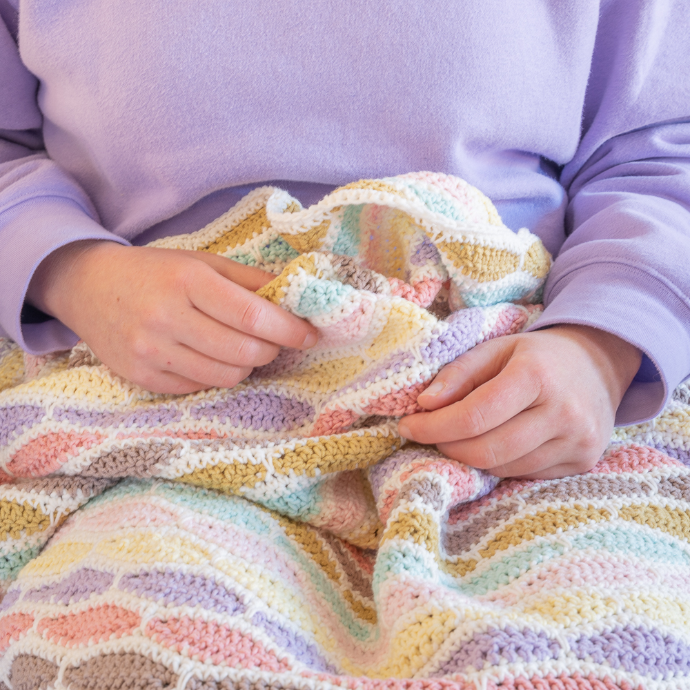 Yarn and Colors Stripy Waves Blanket Haakpakket Clay-2