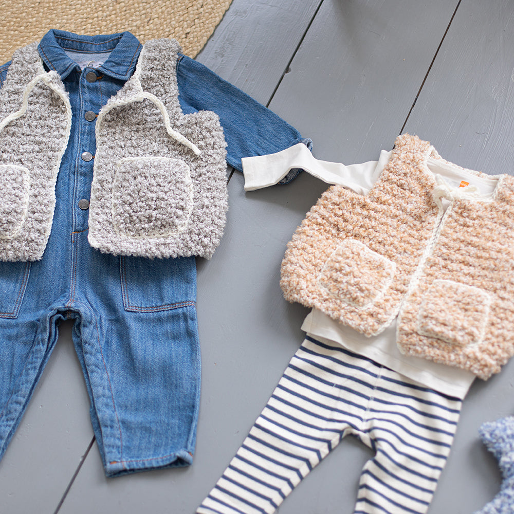 Babyvestje — gemaakt met Hugg Kindervest Breipakket