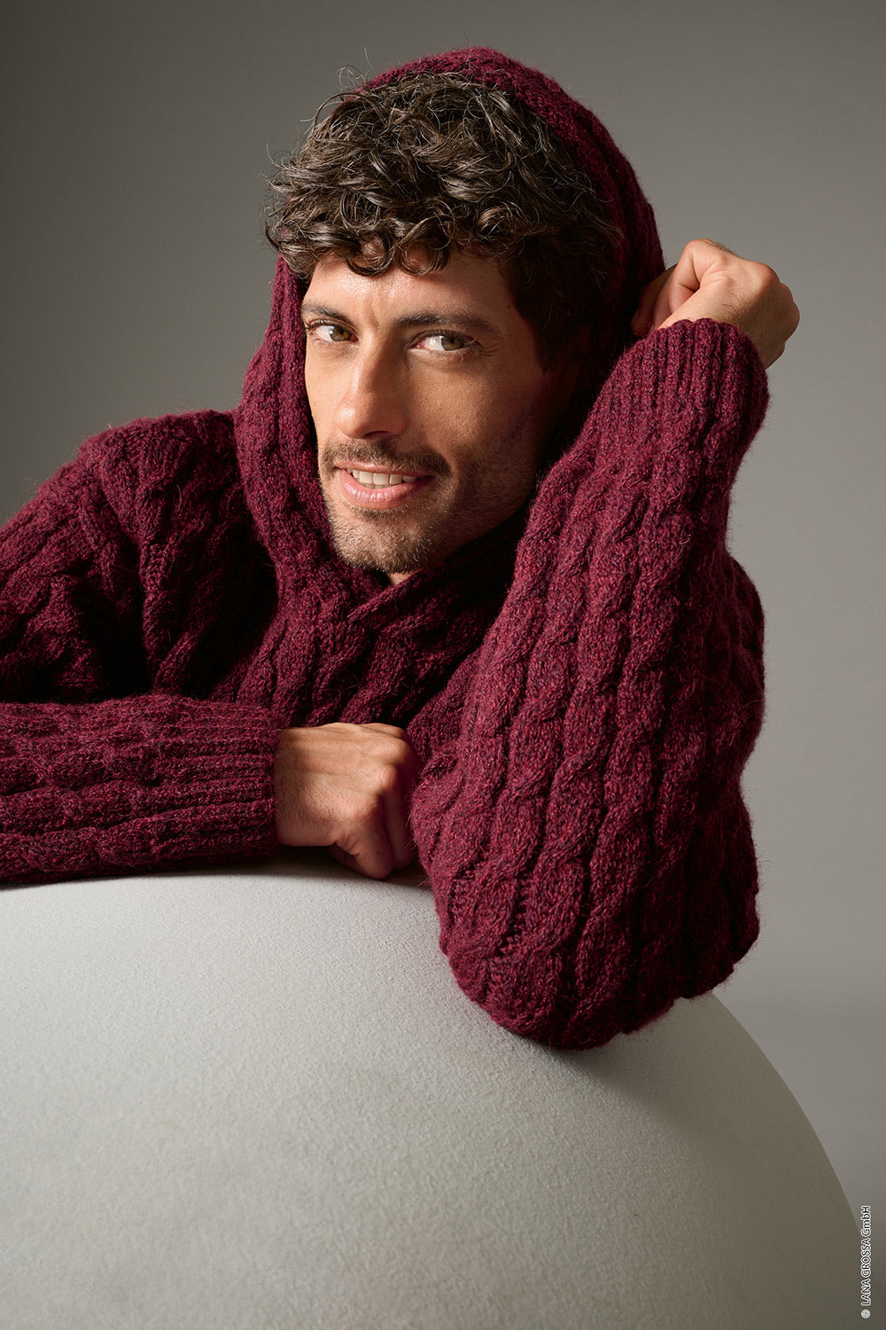 Herenmodel met hoodie gemaakt met Lana Grossa Alta Moda Alpaca - Classici 31 model 01, sfeerfoto 3
