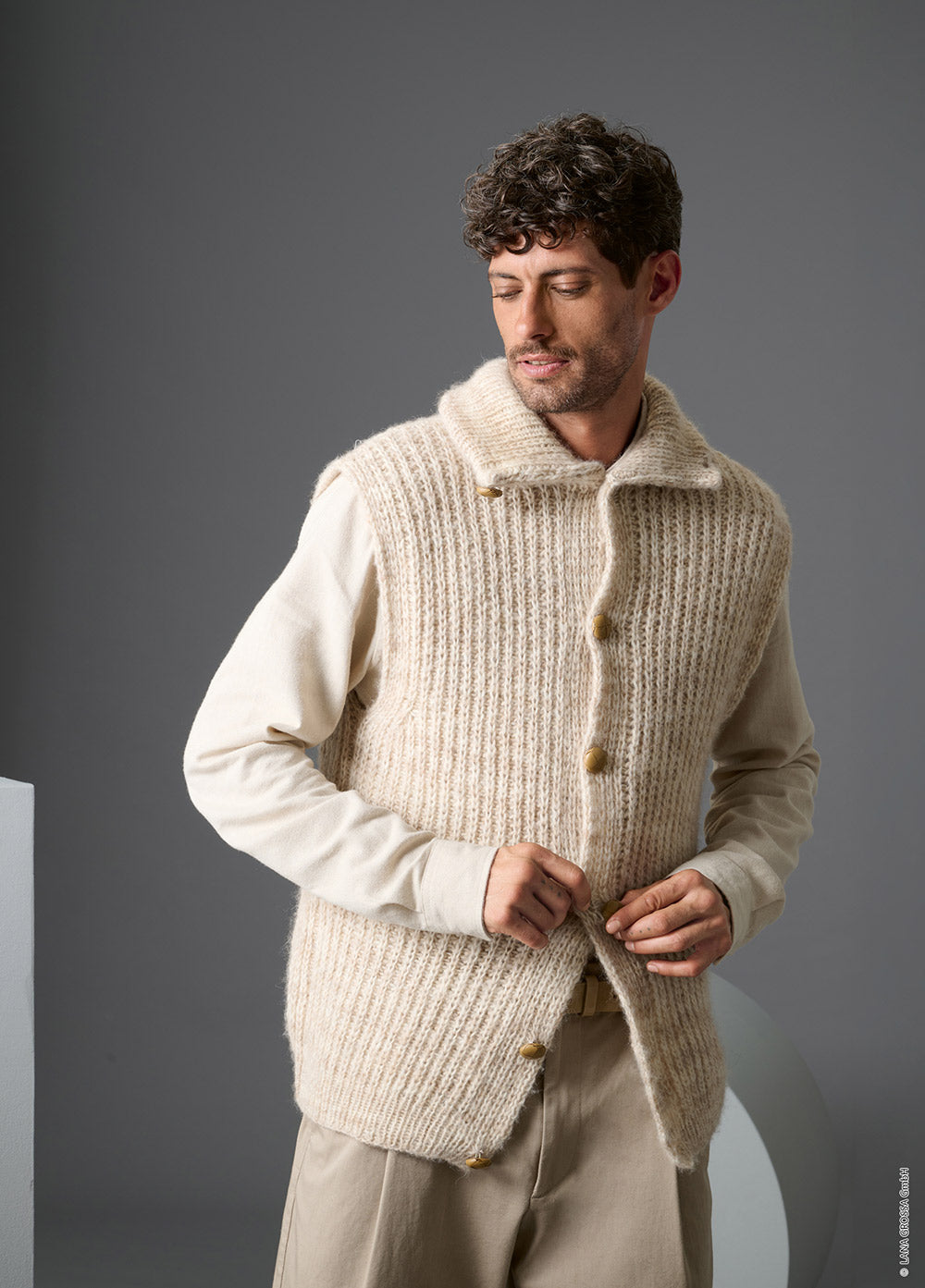 Herenmodel met mouwloos vest gemaakt met Lana Grossa Pelo Cashmere - Classici 31 model 02, sfeerfoto 2