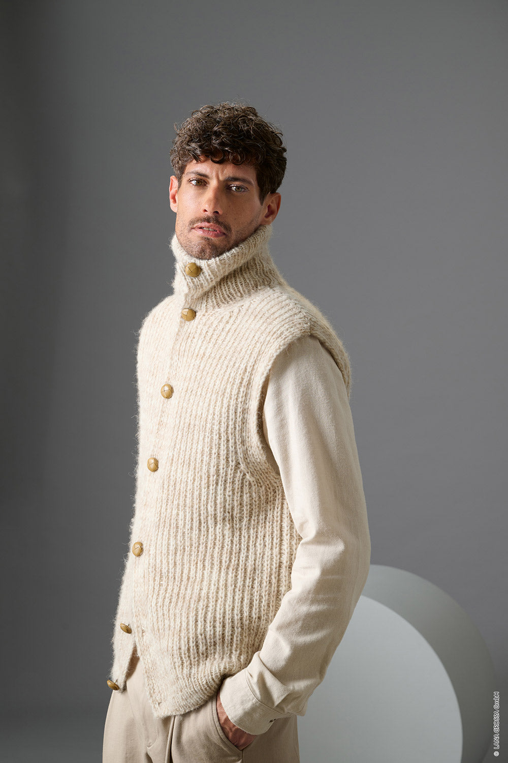 Herenmodel met mouwloos vest gemaakt met Lana Grossa Pelo Cashmere - Classici 31 model 02, sfeerfoto 1