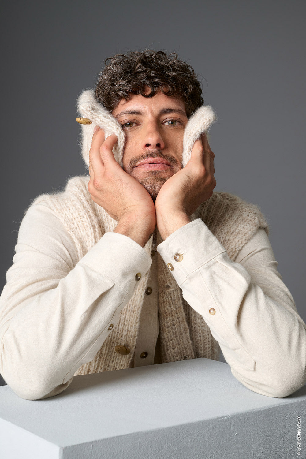 Herenmodel met mouwloos vest gemaakt met Lana Grossa Pelo Cashmere - Classici 31 model 02, sfeerfoto 4