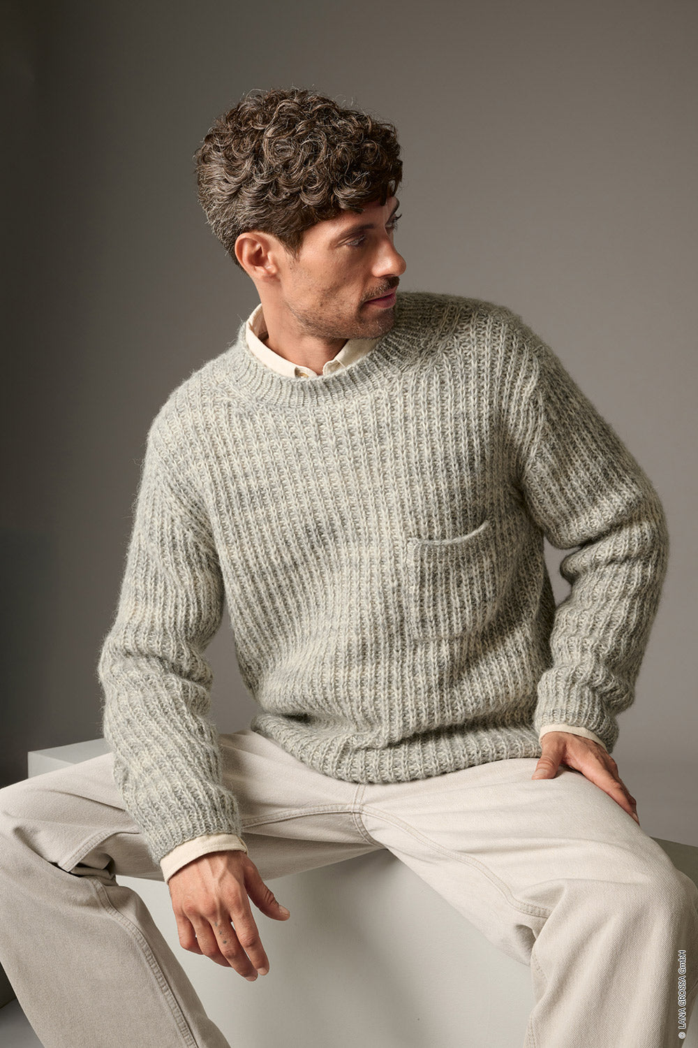 Herenmodel met trui gemaakt met Lana Grossa Pelo Cashmere - Classici 31 model 04, sfeerfoto 1