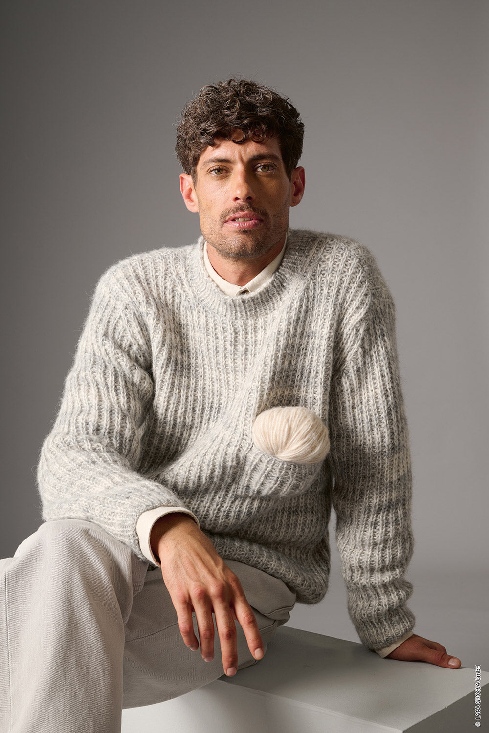 Herenmodel met trui gemaakt met Lana Grossa Pelo Cashmere - Classici 31 model 04, sfeerfoto 2