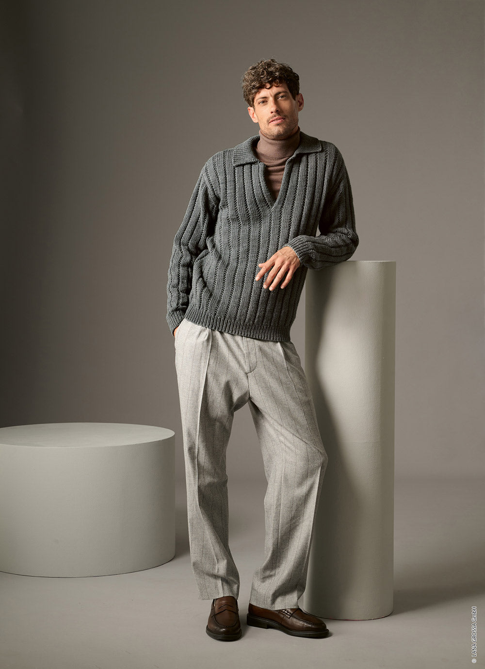 Herenmodel met trui gemaakt met Lana Grossa Cashmere Pure - Classici 31 model 05, sfeerfoto 1