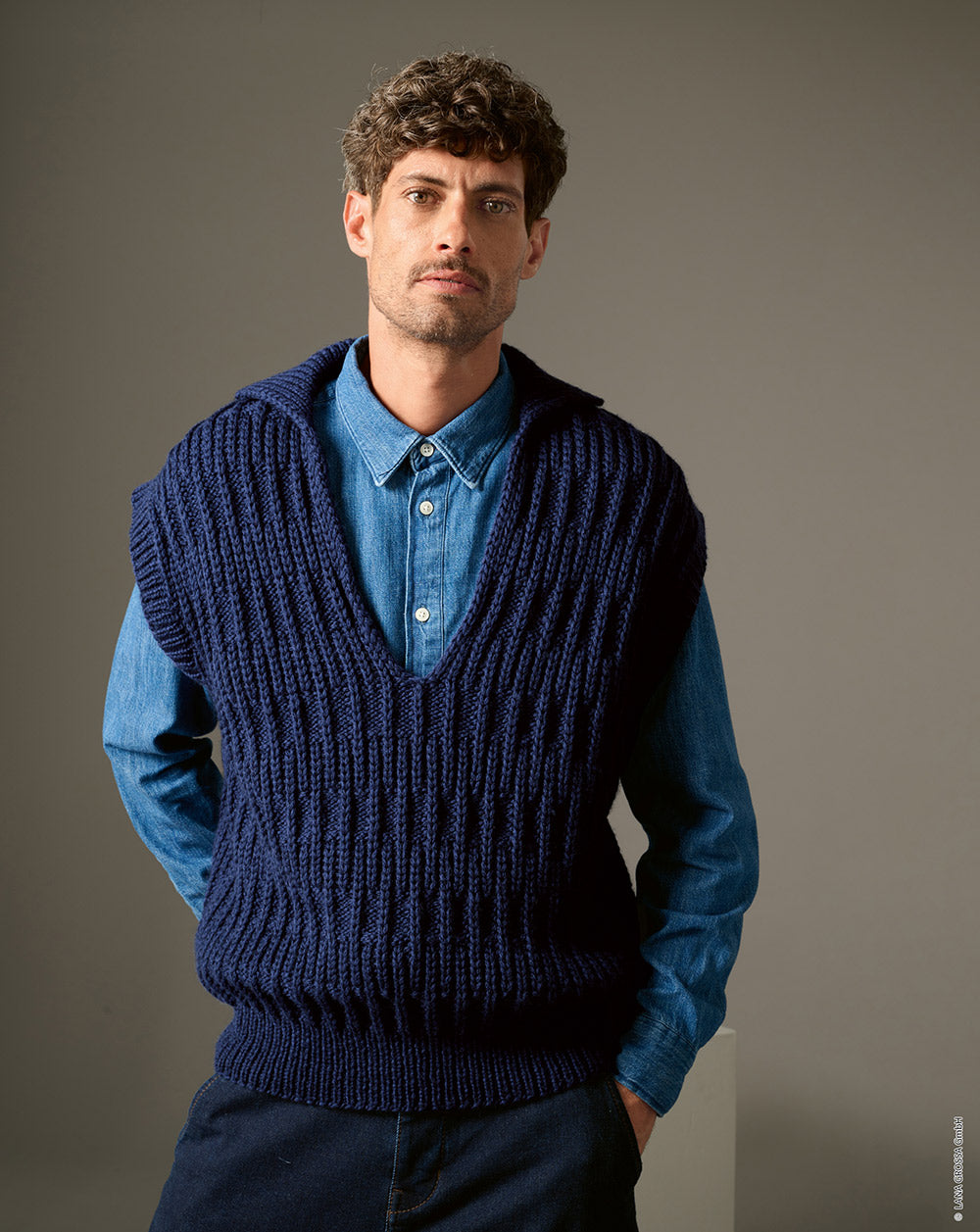 Herenmodel met slipover gemaakt met Lana Grossa Cool Merino Big - Classici 31 model 06, sfeerfoto 1