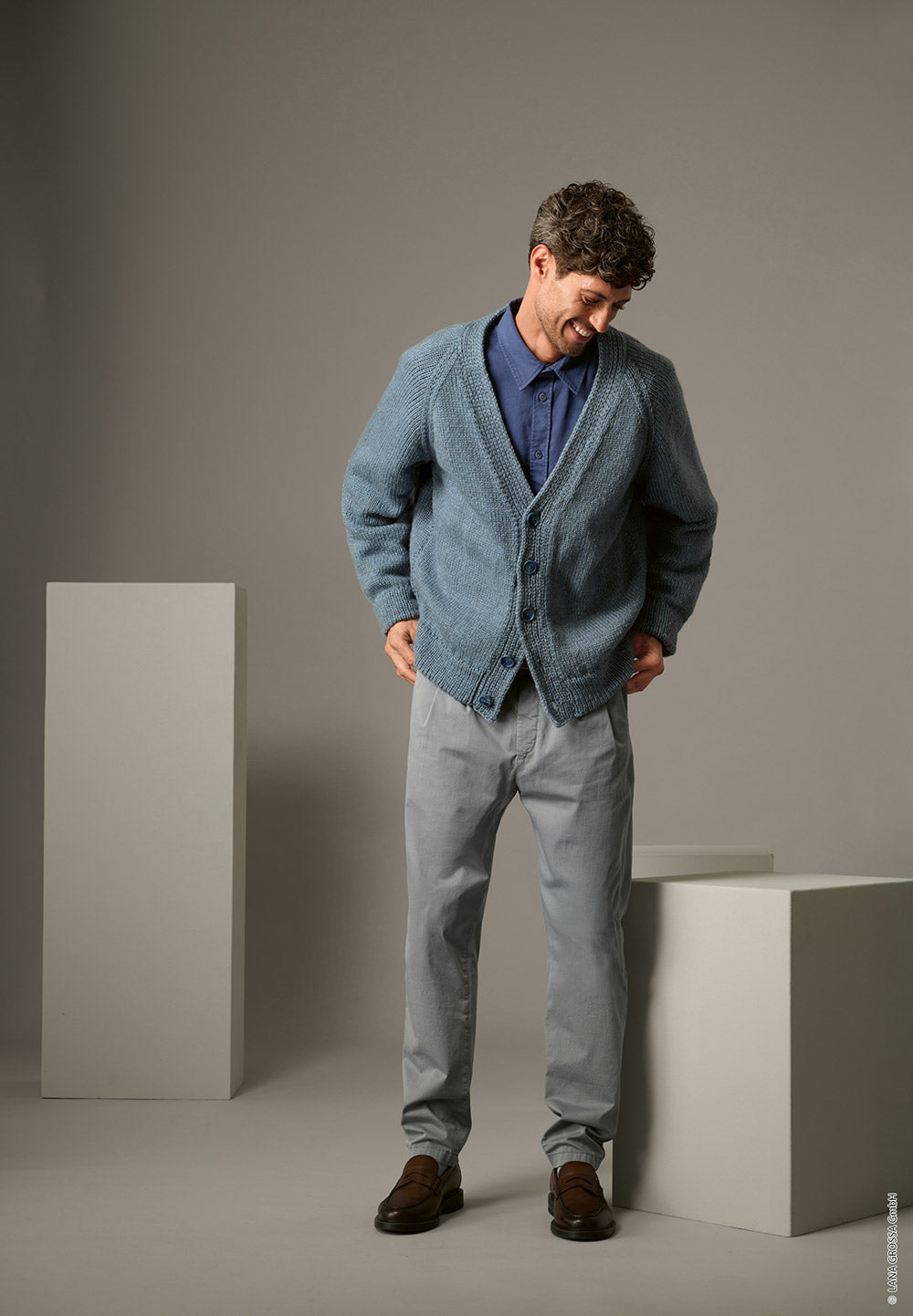 Herenmodel met cardigan gemaakt met Lana Grossa Alta Moda Cashmere 16 - Classici 31 model 07, sfeerfoto 1