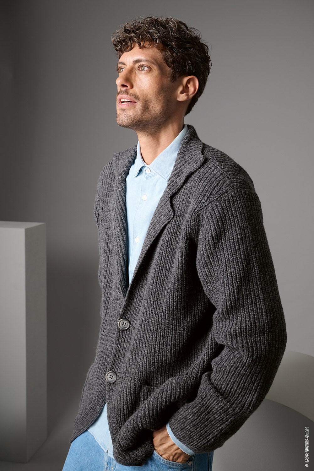Herenmodel met gebreid colbert gemaakt met Lana Grossa Cashmere 16 Fine - Classici 31 model 08, sfeerfoto 3