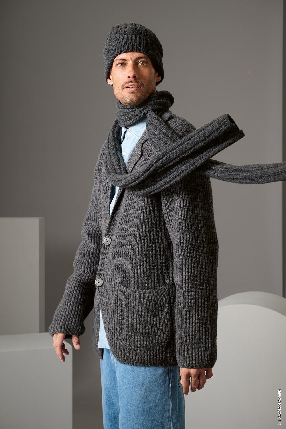 Herenmodel met gebreid colbert gemaakt met Lana Grossa Cashmere 16 Fine - Classici 31 model 08, sfeerfoto 2