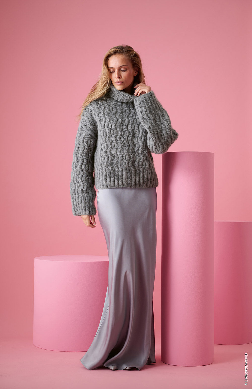 Damesmodel met trui gemaakt met Lana Grossa Mohair di Gio - Classici 31 model 10, sfeerfoto 1