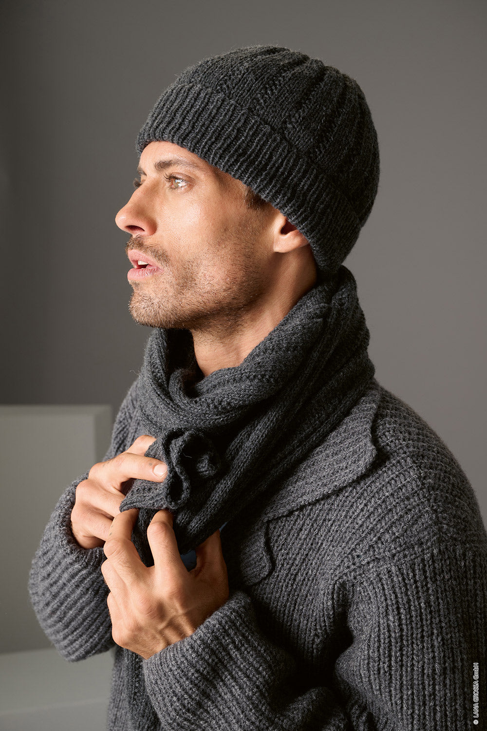 Herenmodel met sjaal gemaakt met Lana Grossa Cashmere 16 Fine - Classici 31 model 10, sfeerfoto 2
