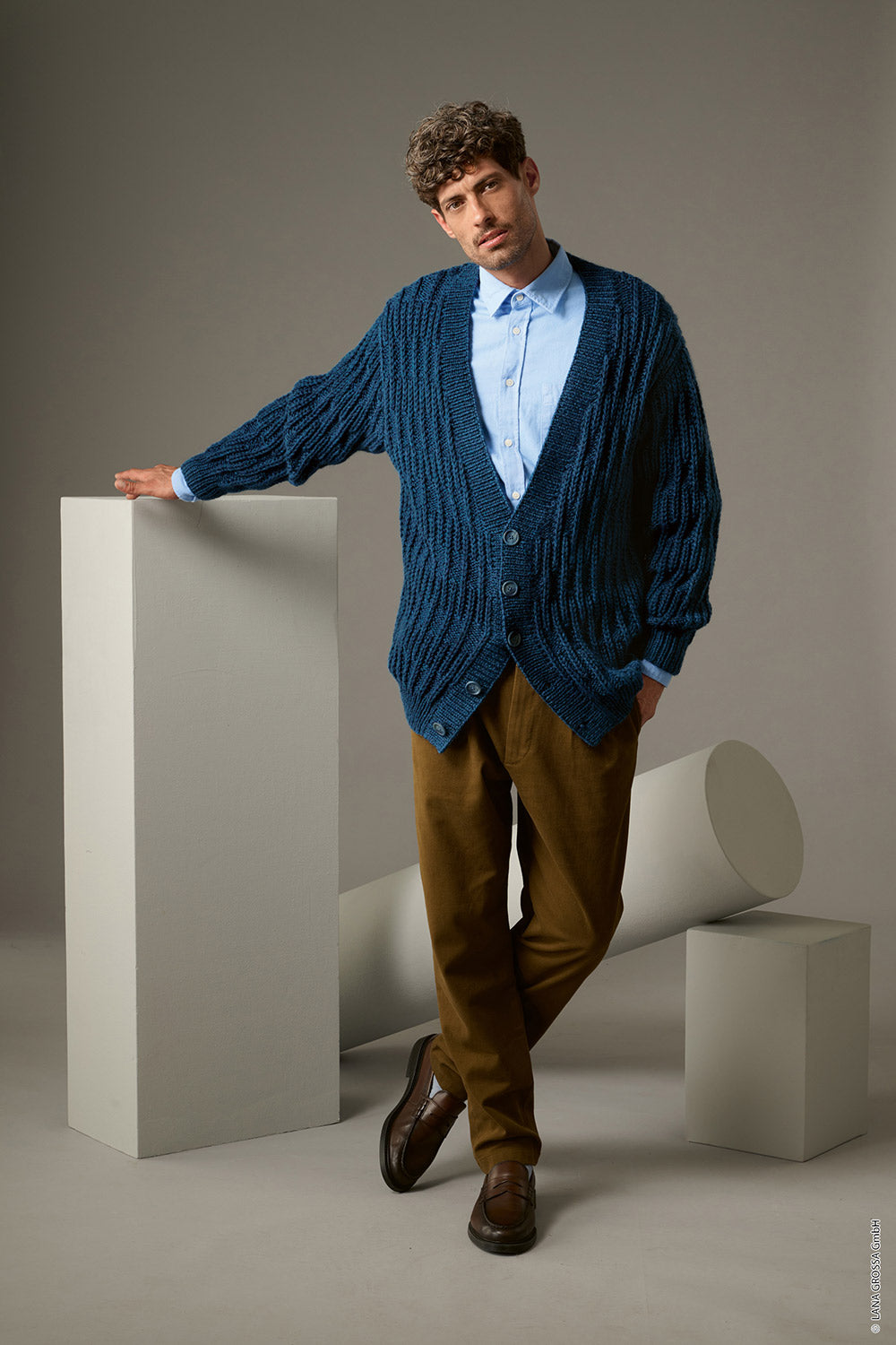 Herenmodel met cardigan gemaakt met Lana Grossa Cool Merino Big - Classici 31 model 11, sfeerfoto 1