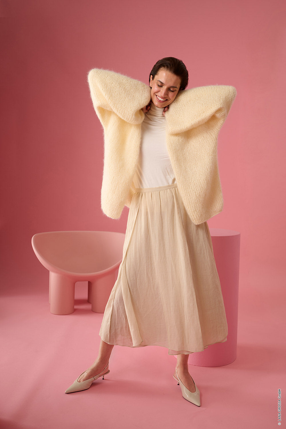 Damesmodel met vest gemaakt met Lana Grossa Silkhair - Classici 31 model 11, sfeerfoto 1
