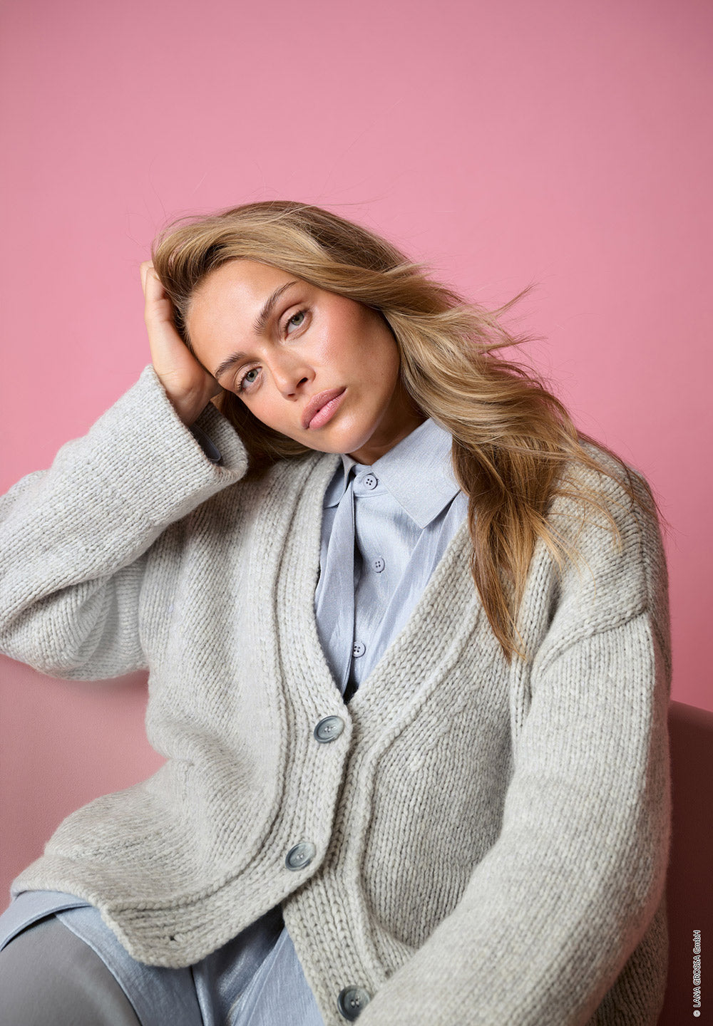 Damesmodel met vest gemaakt met Lana Grossa Alta Moda Cashmere 16 - Classici 31 model 13, sfeerfoto 1